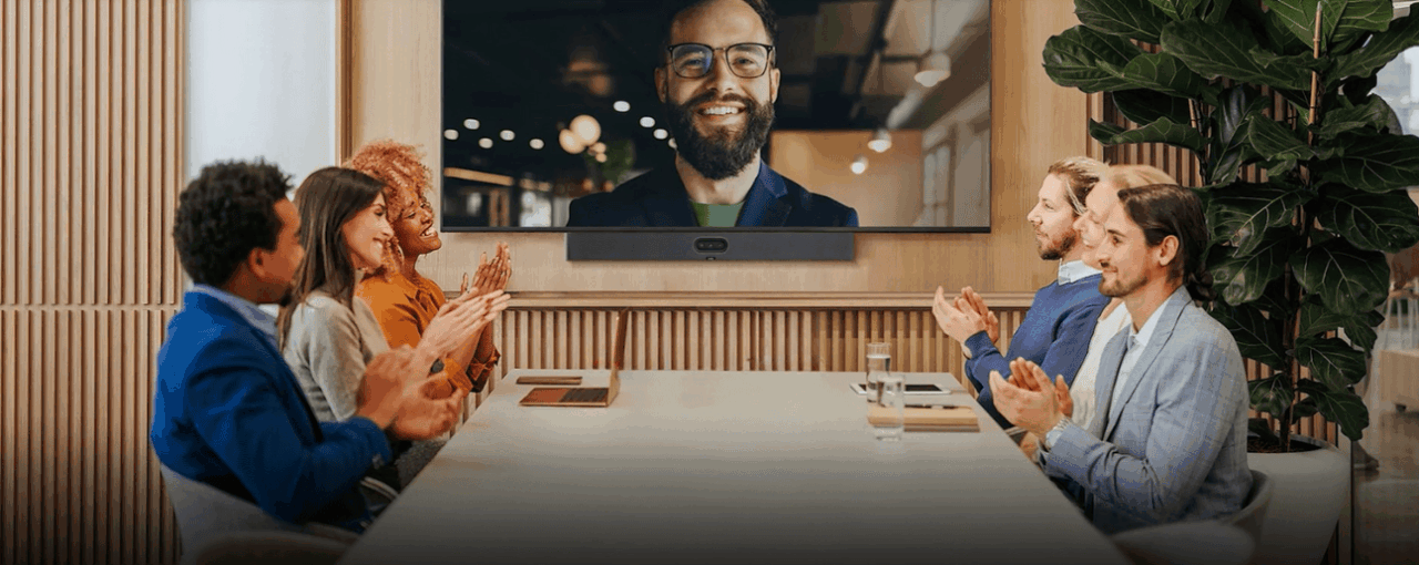 Professionell mötesmiljö med modern Yealink-videokonferensutrustning – skärm, kamera och mikrofon i elegant design som stödjer effektiv kommunikation och samarbete.