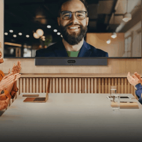 Professionell mötesmiljö med modern Yealink-videokonferensutrustning – skärm, kamera och mikrofon i elegant design som stödjer effektiv kommunikation och samarbete.